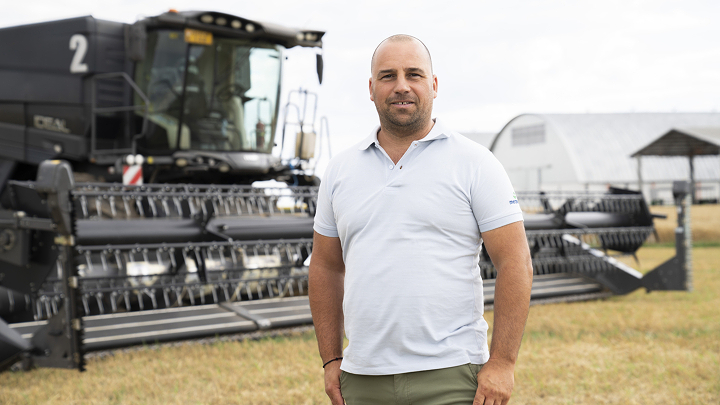 Retrato de Alin Lazăr delante de una Fendt IDEAL