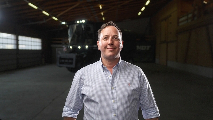 Retrato de Fred Barker delante de un Fendt IDEAL