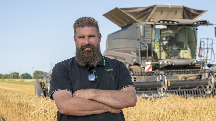 Retrato de Mirko Krause delante de un campo, con una cosechadora Fendt IDEAL al fondo
