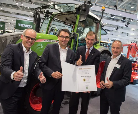 DLG-ordföranden Carl-Albrecht Bartmer överlämnar DLG-märkningen till Christian Erkens, säljchef för Fendt i Europa/Mellanöstern, Sepp Nuscheler, Fendts presstalesman, och Roland Schmidt, vice ordförande för Fendt Marketing