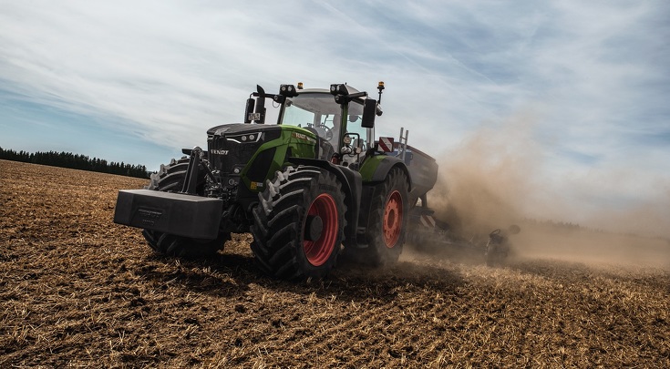 En FENDT 900 VARIO arbetar på fältet.