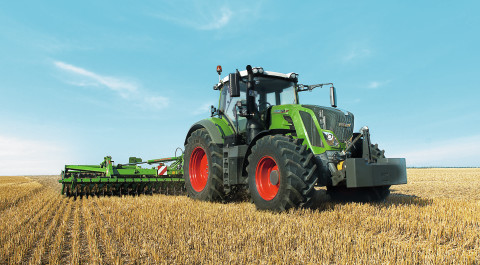 En FENDT 800 VARIO arbetar på fältet.