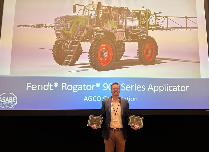 Conor Bergin (Brand Manager AGCO) tar emot priset för Fendt Rogator 900.