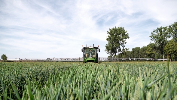 Fendt Rogator 600 Gen2 Fendt Rogator 600 på ett sädesfält under försommaren