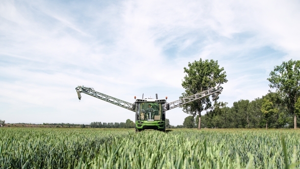 Fendt Rogator 600 Gen2 med vinklad bom Fendt Rogator 600 Gen2 med vinklad bom på sädesfält
