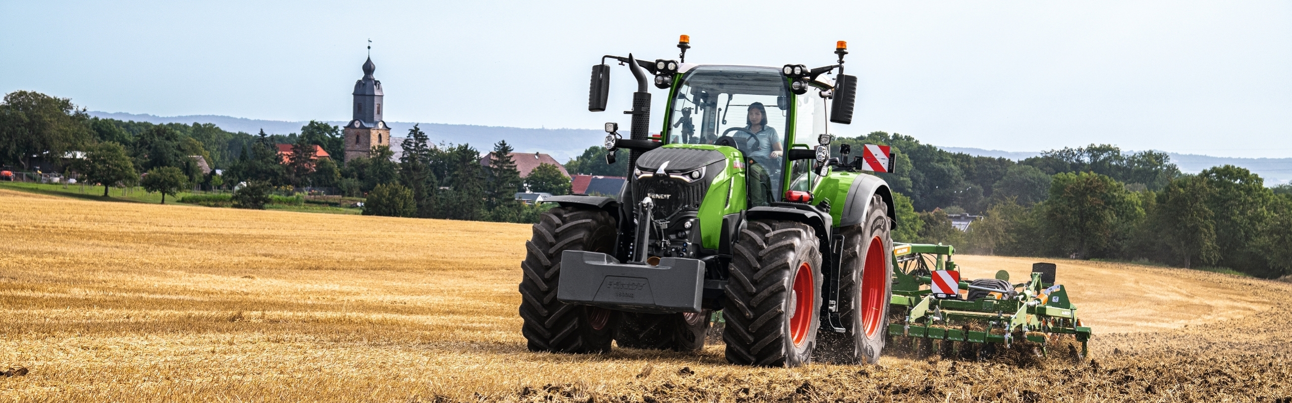 Fendt 700 Vario Gen7 kör på åkern med en Amazone kultivator.