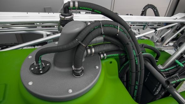 Bekämpningsmedelstank på Fendt Rogator 600 Gen2 med påfyllnings- och returslangar Närbild på bekämpningsmedelstank på Fendt Rogator 600 Gen2 med påfyllnings- och returslangar