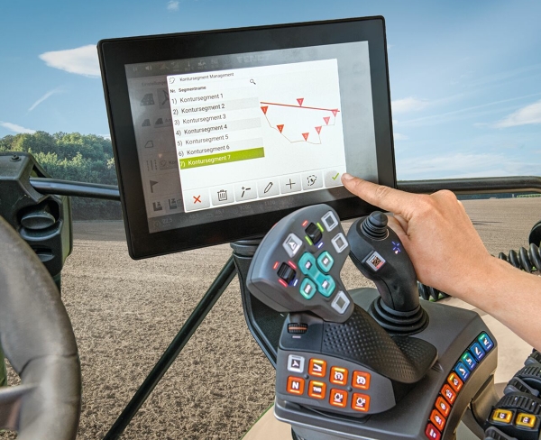 12“ Touch-Terminal Grafische Darstellung der Bedienung des 12“ Touch-Terminals in der Fahrerkabine des Fendt 200 Varios bei der Arbeit auf dem Feld.