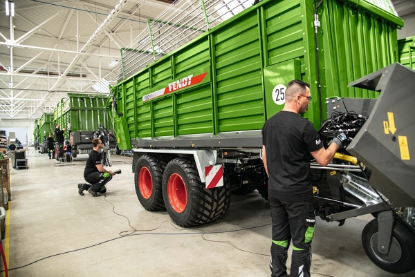 Fendts produktionsplats i Wolfenbüttel Anställda vid tillverkningen av Tigo i Wolfenbüttel