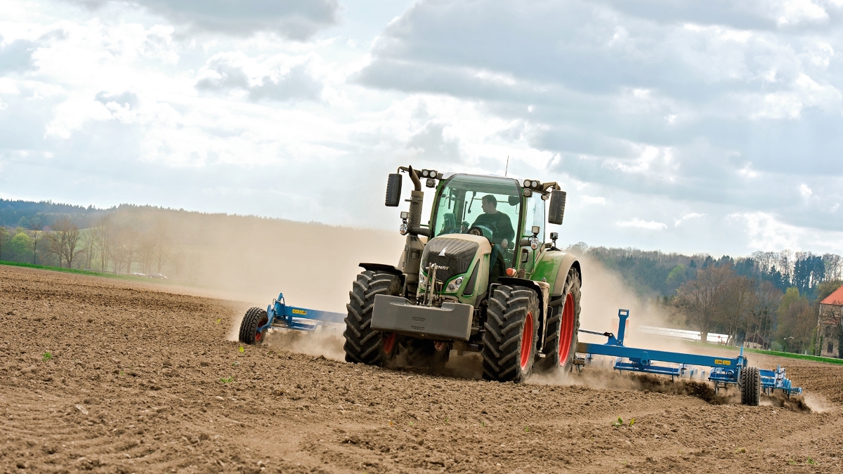 En Fendt 700 Vario Gen5 på fältet för jordbearbetning 2014