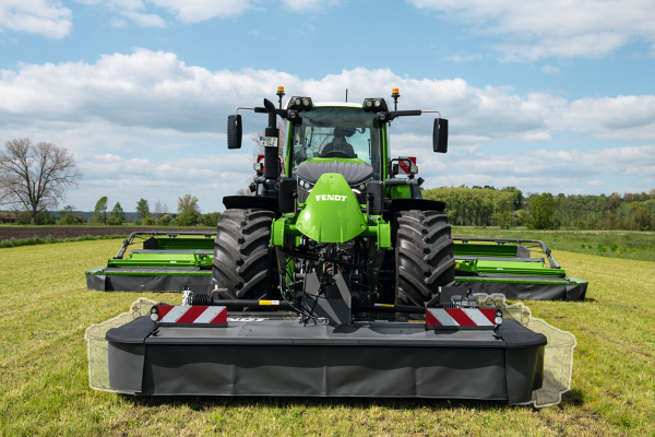 Vy över en Fendt-traktor framifrån med front- och bakmonterad slåttermaskin.