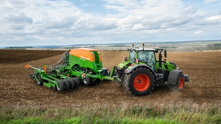 En Fendt 700 Vario vänder på fältet