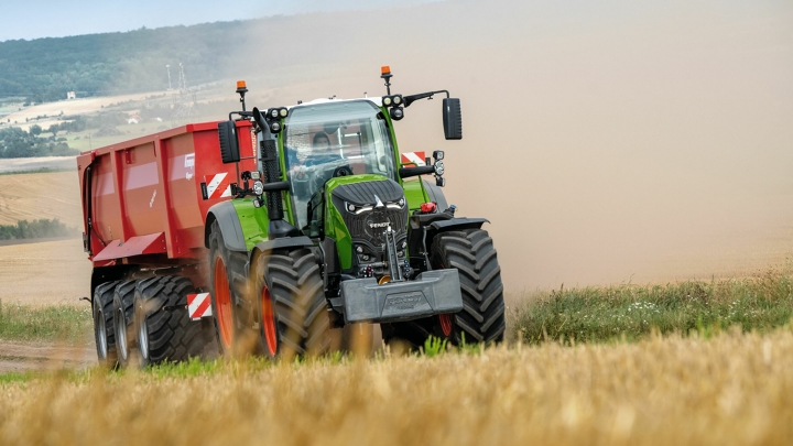 En Fendt 700 Vario Gen7 med lastarvagn kör ekonomiskt över ett fält