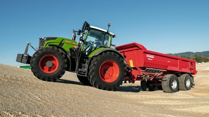 En Fendt 700 Vario Gen7 på gårdsplanen med lastarvagn