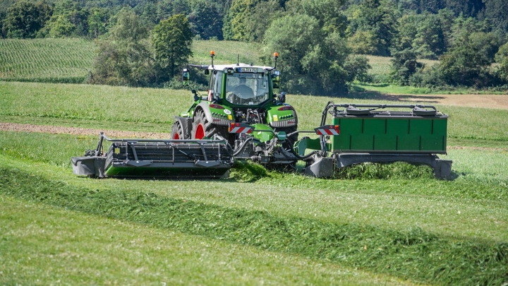 Kantklippning med en Fendt Vario-traktor med kombination av skivklippare och slåttermaskin