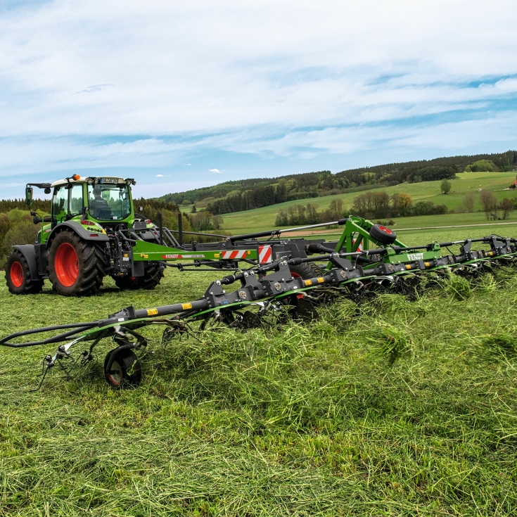 Fendt-traktor och Fendt hövändare i arbete