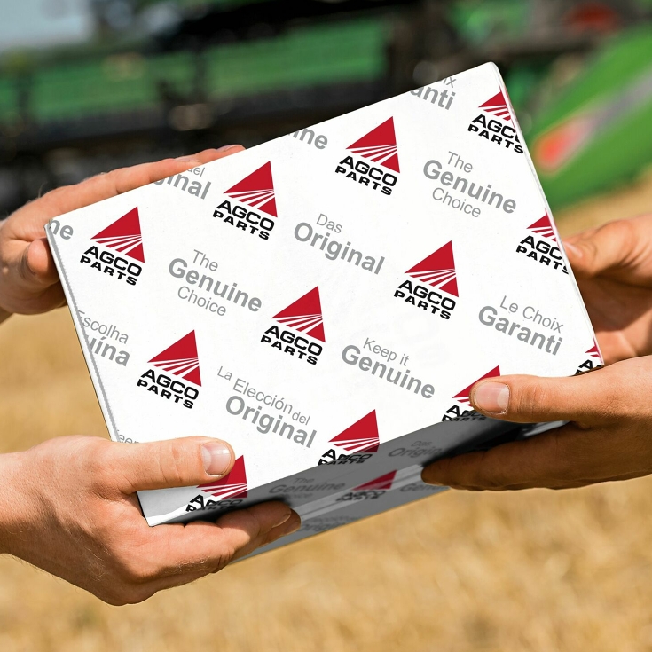 Överlämnande av ett AGCO Parts-paket på fältet.