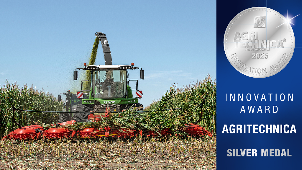 En Fendt Katana hackar majs på ett fält och kör mot betraktaren och bredvid den visas utmärkelsen DLG Agritechnica silvermedalj Innovation Award.
