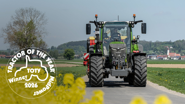 Den gröna Fendt 500 Vario kör på en landsväg