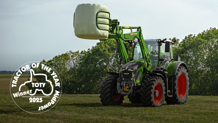 Fendt 600 Vario - Traktor of the Year 2025 i fält En Fendt 600 Vario med frontlastare står på en äng, medan utmärkelsen "Tractor of the Year 2025" är tydligt framhävd på bilden