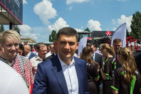 Володимир Гройсман та Ольга Трофімцева стоять посеред натовпу під час презентації Fendt IDEAL на виставці AGRO-2019 в Україні.