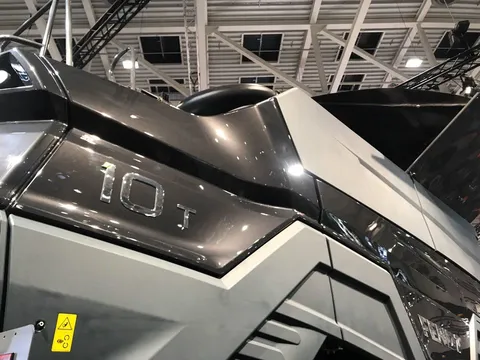 Бічний вигляд напису Fendt IDEAL 10T на машині