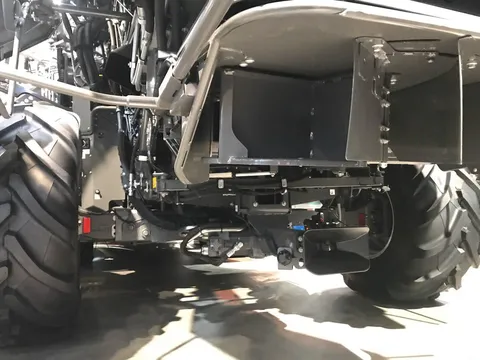 Вигляд знизу Fendt IDEAL з великими шинами, металевою рамою та гідравлічними трубопроводами