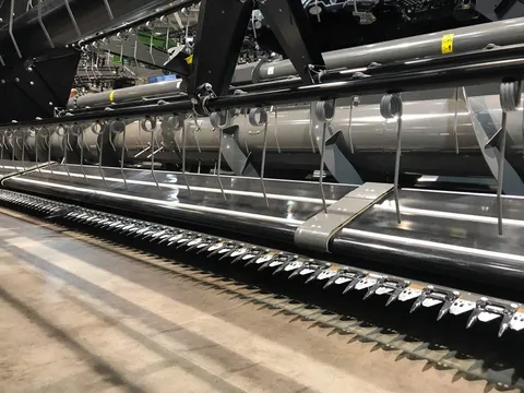 Крупний план ріжучого механізму Fendt IDEAL з ріжучим ножем, зубцями та металевими штангами.