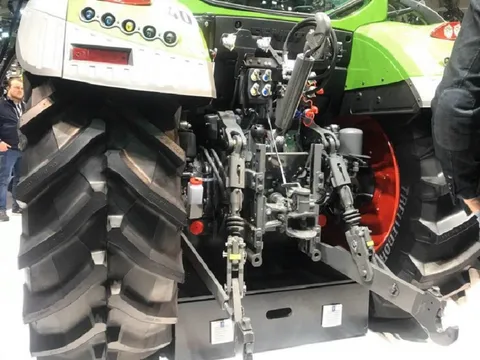 Вигляд ззаду Fendt 314 Vario з різними компонентами та причіпним пристроєм