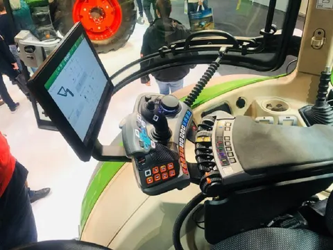 Вид на термінал управління та дисплей у кабіні водія Fendt 314 Vario