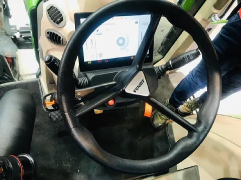Вид на кермо та дисплей у салоні кабіни водія Fendt 314 Vario