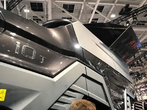 Бічний вигляд напису Fendt IDEAL 10T на машині