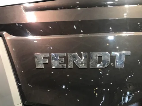 Крупний план логотипу Fendt на Fendt IDEAL
