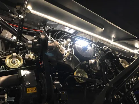 Внутрішній вигляд Fendt IDEAL з декількома металевими колесами, ременями та іншими механічними компонентами