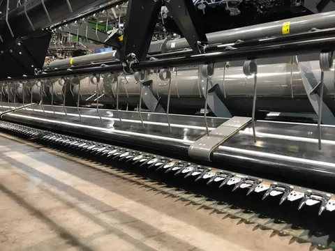 Крупний план ріжучого механізму Fendt IDEAL з ріжучим ножем, зубцями та металевими штангами.