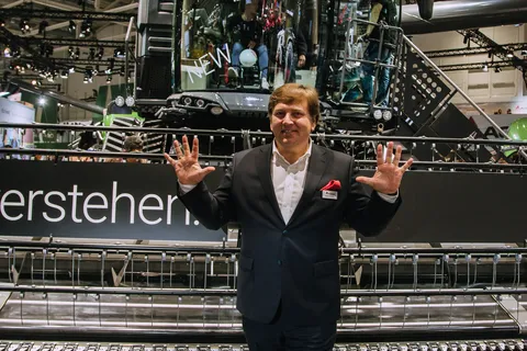 Антон Костирко, директор з маркетингу AGCO Corporation у Східній Європі, стоїть перед Fendt IDEAL