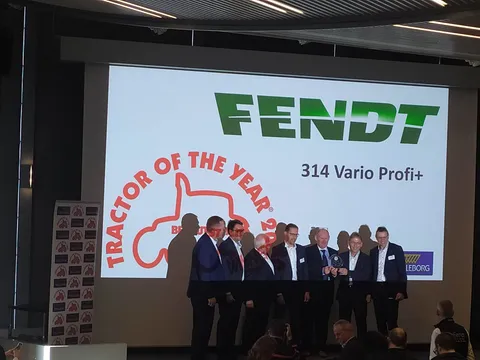 Керівництво компанії Fendt отримує нагороду «Трактор року» за модель Fendt 314  Vario Profi+ на виставці Agritechnica 2019