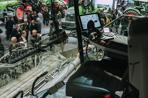 Всередині кабіни Fendt IDEAL, на задньому плані видно багато відвідувачів