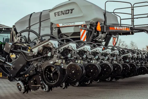 Вигляд ззаду Fendt Momentum з деталізованим видом механічних компонентів сівалки