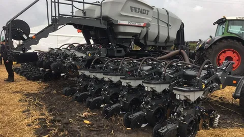 На фотографії зображено Fendt MOMENTUM на полі під час посіву насіння.