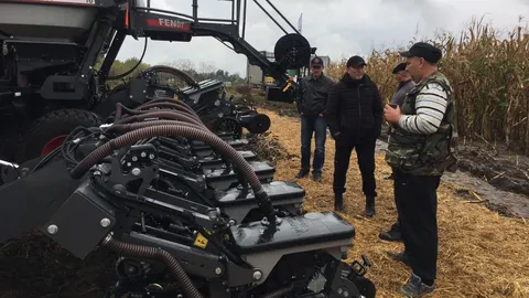 На зображенні ліворуч показано трактор Fendt MOMENTUM на полі під час посіву насіння, а праворуч — чотирьох чоловіків, які спостерігають за цим процесом.