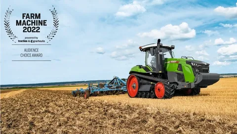 Бічний вигляд Fendt 1100 MT Vario під час роботи на полі з пожнивними рештками. Вгорі ліворуч — логотип премії «Farm Machine 2022» Audience Choice Awards.