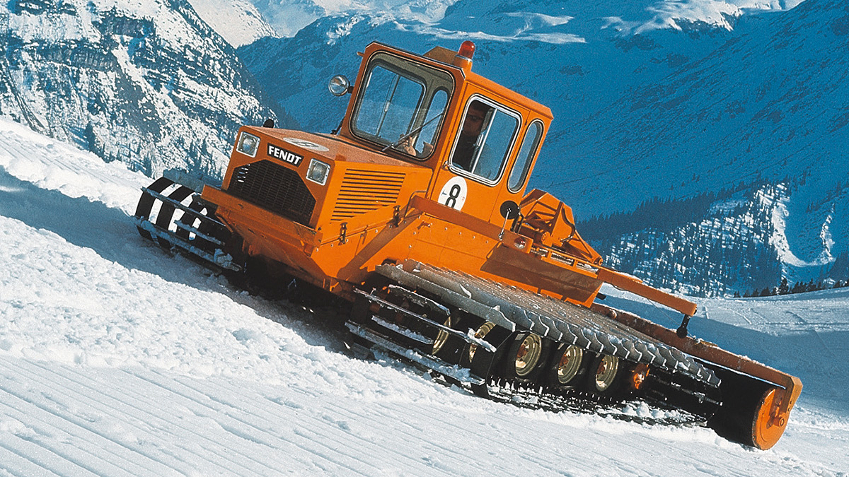 Снігоущільнювальна машина на гусеничному ходу під час роботи в горах