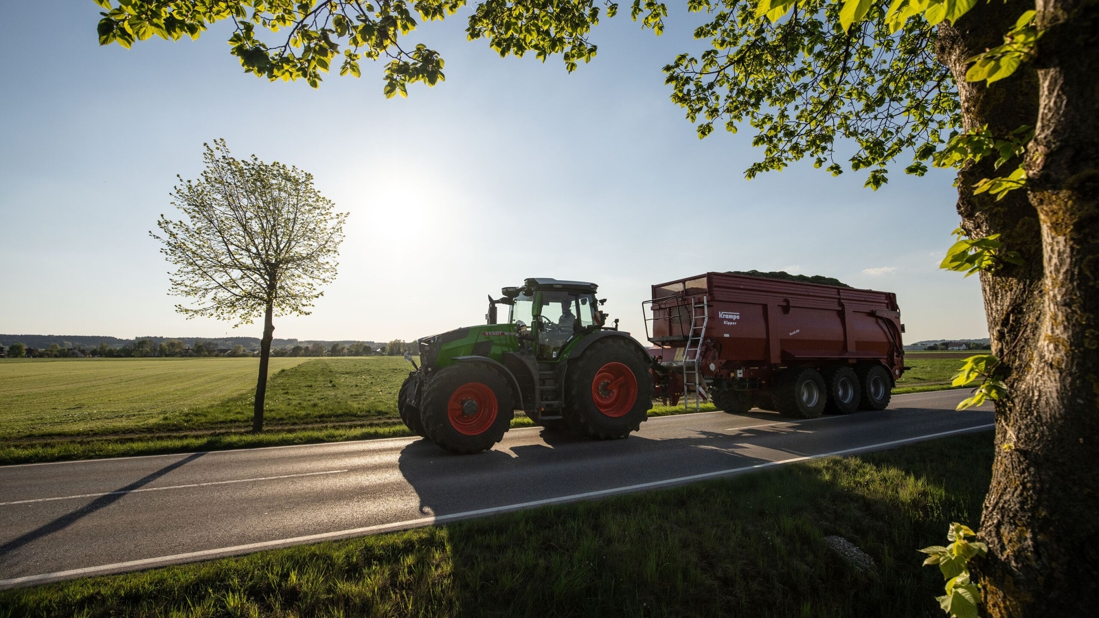 Fendt 800 Vario з причіпним причепом-підбирачем на польовій дорозі