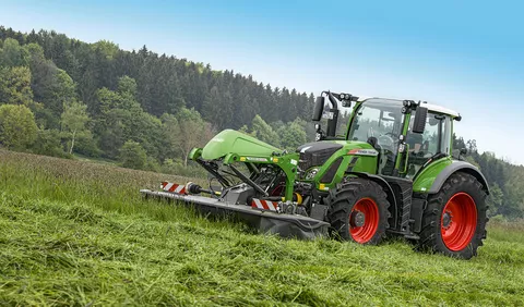 Fendt Slicer FW mower in use