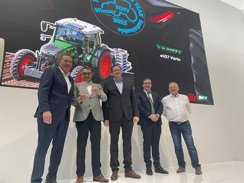 Five men on a stage: Christoph Gröblinghoff and Roland Schmidt are delighted to receive the Sustainable Tractor of the Year 2025 award for the Fendt e107 Vario