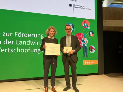Manja Morawitz (Fendt) with CEM Özdemir at the Grüne Woche