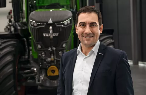 Dr Josef Mayer (Vice President and Managing Director Fendt Research and Development) in front of a Fendt tractor
