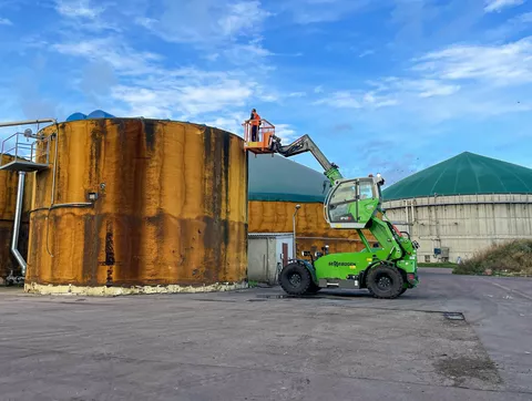 Sennebogen telehandler lifts a person to a biogas plant