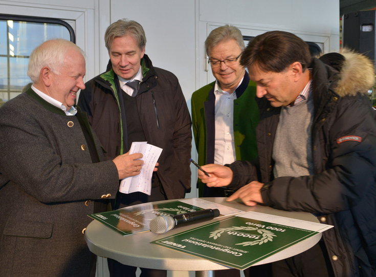 Fendt's Managing Directors sign the certificate of congratulations marking the 1000th Fendt 1000 Vario